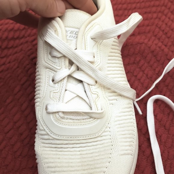 White Skechers Sneakers 7. - Picture 4 of 5